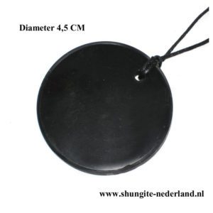 Shungite ontvangt de genezende kracht van de fullerenen een bolvormige holle molecuul die bestaat uit tientallen koolstofatomen en die alleen in shungite voorkomt met atoomnummer C60. Toen fullerenen een paar decennia geleden werden ontdekt in de shungite werd het een sensatie. Fullerenen gedragen zich in ons lichaam als de meest krachtige en meeste langwerkende antioxidanten als een middel om de vrije radicalen te bestrijden. Het belang van deze ontdekking is dat tot die tijd, wetenschappers zich alleen bewust waren van drie vormen van koolstof: diamant, grafiet en carbyne . De ontdekking van de fullerenen was een echte doorbraak in nanotechnologie en werd uitgeroepen tot een sensatie van de 20e eeuw. De wetenschappers die het hebben ontdekt kregen de Nobelprijs voor de Scheikunde in 1996. Diameter 4,5 CM