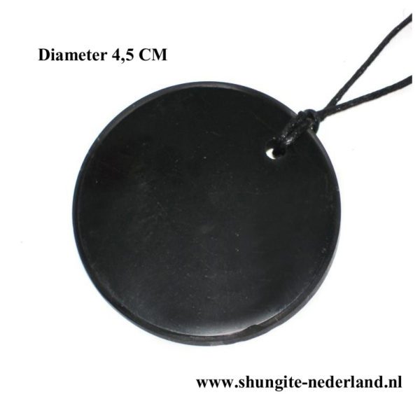 Shungite ontvangt de genezende kracht van de fullerenen een bolvormige holle molecuul die bestaat uit tientallen koolstofatomen en die alleen in shungite voorkomt met atoomnummer C60. Toen fullerenen een paar decennia geleden werden ontdekt in de shungite werd het een sensatie. Fullerenen gedragen zich in ons lichaam als de meest krachtige en meeste langwerkende antioxidanten als een middel om de vrije radicalen te bestrijden. Het belang van deze ontdekking is dat tot die tijd, wetenschappers zich alleen bewust waren van drie vormen van koolstof: diamant, grafiet en carbyne . De ontdekking van de fullerenen was een echte doorbraak in nanotechnologie en werd uitgeroepen tot een sensatie van de 20e eeuw. De wetenschappers die het hebben ontdekt kregen de Nobelprijs voor de Scheikunde in 1996. Diameter 4,5 CM