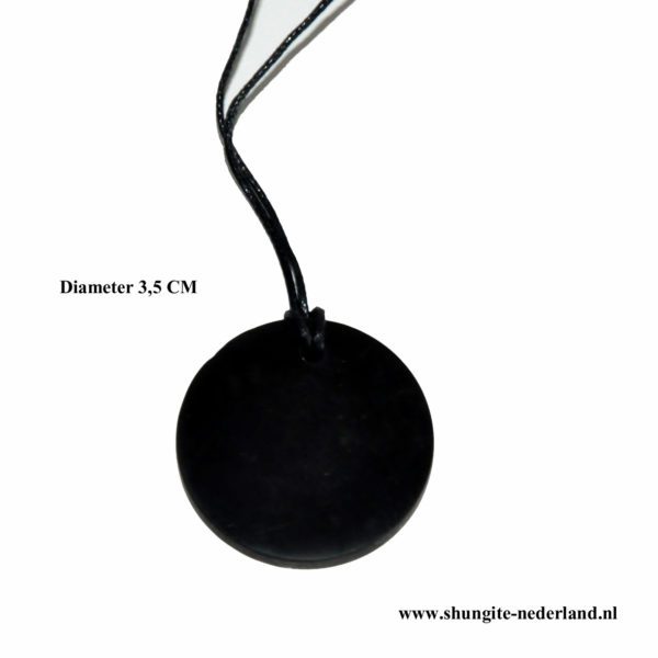 Shungite ontvangt de genezende kracht van de fullerenen een bolvormige holle molecuul die bestaat uit tientallen koolstofatomen en die alleen in Shungite voorkomt met atoomnummer C60. Toen fullerenen een paar decennia geleden werden ontdekt in de Shungite werd het een sensatie. Fullerenen gedragen zich in ons lichaam als de meest krachtige en meeste langwerkende antioxidanten als een middel om de vrije radicalen te bestrijden. Het belang van deze ontdekking is dat tot die tijd, wetenschappers zich alleen bewust waren van drie vormen van koolstof: diamant, grafiet en carbyne . De ontdekking van de fullerenen was een echte doorbraak in nanotechnologie en werd uitgeroepen tot een sensatie van de 20e eeuw. De wetenschappers die het hebben ontdekt kregen de Nobelprijs voor de Scheikunde in 1996. Diameter 3,5 CM