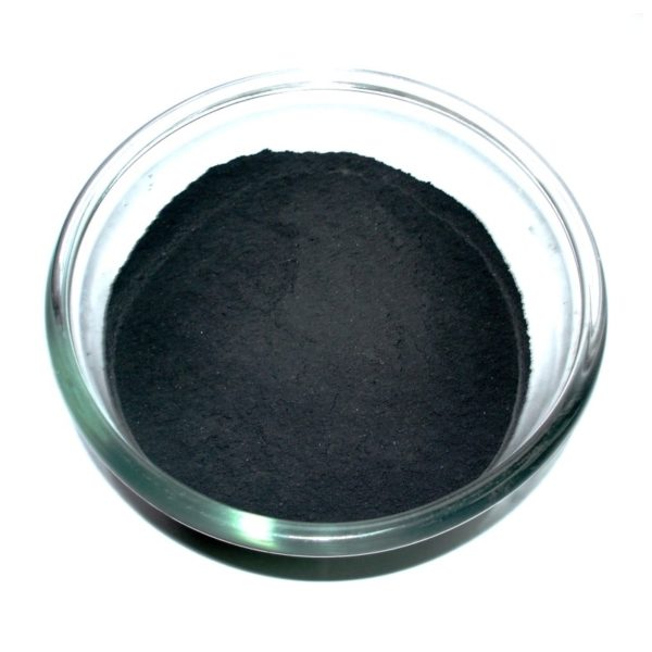 Toepassingen voor de Shungite poeder: • Anti elektro smog objecten of ruimtes maken: Mix dan de Shungite met acrylverf om houten panelen of muren te beschilderen. Meng eerst de poeder met een beetje water om een homogene pasta te krijgen. Roer deze pasta dan door de verf. De platen kunnen gebruikt worden om onder het bed te leggen en alle straling uit de omgeving wordt weg genomen voor een heerlijke ontspannen nachtrust. • Voeg een schepje toe aan uw bad. Alle stress verdwijnt uit het lichaam en de Shungite zorgt voor optimale ontspanning en energie. • Grondverbetering- meng de Shungite poeder (5 à 10 %) door de (pot)aarde