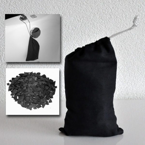 Shungite baden zijn heel populair in Rusland vanwege de enorme geneeskrachtige eigenschappen van Shungite, voor zowel lichaam als geest. Voor een Shungite bad heb je genoeg aan 500 gram Shungite. De Shungite moet in een speciale zak zitten die geschikt is om in het water te leggen of te hangen. Shungite Nederland levert deze speciale zak bij uw bestelling. Hoe de Shungite badset te gebruiken: Prepareer het bad door het te vullen met water dat zo heet mogelijk is. Zet de badset 10 tot 12 minuten in het bad. Het water zal dan een aangename temperatuur hebben om in plaats te nemen. De voordelen van een Shungite bad: • Heeft een goede invloed op dermatologische aandoeningen zoals eczeem, psoriasis, allergische dermatitis. • Verstevigt de huid, anti- cellulitus • Verbetert de bloed circulatie, werkt positief op de slaap, verlicht stress en versterkt de lichamelijke en geestelijke gezondheid.