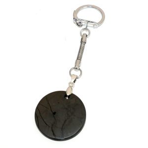 Shungite Sleutelhanger - Shungite ook wel genaamd The Miracle Stone wordt alleen in de buurt van de kleine nederzetting genaamd Shunga in Karelië, Rusland gevonden. Shungite zuivert water en lucht, beschermt mensen tegen elektromagnetische straling van verschillende aard. Shungite versterkt het immuunsysteem en bezit geneeskrachtige eigenschappen. Naast de geweldig reinigende en helende eigenschappen bezit het ook spirituele eigenschappen en het kalmeert en troost. Het absorbeert letterlijk negatieve energie en zorgt voor meer innerlijke rust. Met de Shungite kun je water revitaliseren. Je ontvangt een pakketje van 300 gram. (de stenen goed wassen voordat je deze toevoegt aan de kan) www.shungite-nederland.nl
