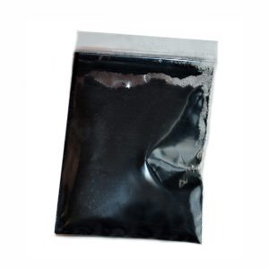 Toepassingen voor de Shungite poeder: • Met Shungite poeder kunt je jouw tanden poetsen. Shungite werkt anti bacterieel en zorgt voor wittere tanden. Maak de tandenborstel een beetje vochtig en breng wat Shungite poeder aan of meng een beetje Shungite poeder door uw tandpasta. • Anti elektro smog objecten of ruimtes maken: Mix dan de Shungite met acrylverf om houten panelen of muren te beschilderen. Meng eerst de poeder met een beetje water om een homogene pasta te krijgen. Roer deze pasta dan door de verf. De platen kunnen gebruikt worden om onder het bed te leggen en alle straling uit de omgeving wordt weg genomen voor een heerlijke ontspannen nachtrust • De Shungite Poeder is bij uitstek geschikt voor het maken van orognite en deze toe te voegen aan bijvoorbeeld een pirmide • Voeg een schepje toe aan uw bad. Alle stress verdwijnt uit het lichaam en de Shungite zorgt voor optimale ontspanning en energie. • Grondverbetering- meng de Shungite poeder (5 à 10 %) door de (pot)aarde