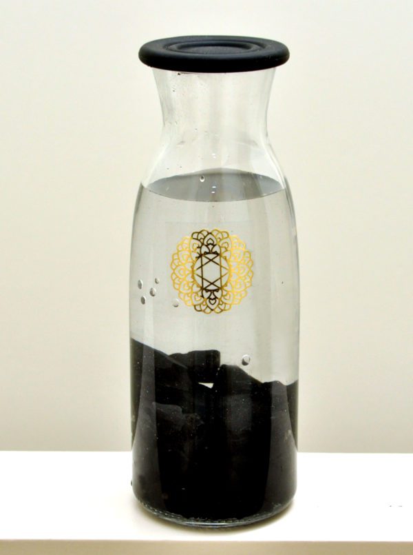 Shungite in glazen fles- Shungite water filter, Shungite ook wel genaamd The Miracle Stone wordt alleen in de buurt van de kleine nederzetting genaamd Shunga in Karelië, Rusland gevonden. Shungite zuivert water en lucht, beschermt mensen tegen elektromagnetische straling van verschillende aard. Shungite versterkt het immuunsysteem en bezit geneeskrachtige eigenschappen. Naast de geweldig reinigende en helende eigenschappen bezit het ook spirituele eigenschappen en het kalmeert en troost. Het absorbeert letterlijk negatieve energie en zorgt voor meer innerlijke rust. Met de Shungite kun je water revitaliseren. Je ontvangt een pakketje van 300 gram. (de stenen goed wassen voordat je deze toevoegt aan de kan)
