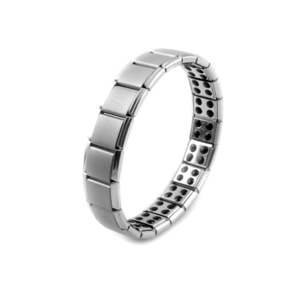 Deze magneet armband is zowel voor dames als voor heren geschikt. De armband is gemaakt van titanium en op maat te maken door er een schakel tussen uit te halen. Aan de binnenkant van de armband zitten de magneten verwerkt en komen direct in contact met de huid. De magneten in de armband ondersteunen het zelf helend vermogen van het lichaam. Zeer geschikt bij hoofdpijn klachten, energetische disbalans en helpt pijn te verlichten.
