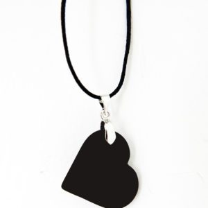 Deze Shungite hanger in de vorm van een hartje is niet alleen super leuk om te dragen maar beschermd ook tegen straling en negatieve energie. – Shungite is een kalmerende steen, het absorbeert negatieve invloeden en electromagnetische straling. Een hele fijne steen voor zeer gevoelige mensen! – De krachtige invloed van Shungite is direct merkbaar. – Deze Shungite hanger harmoniseert en balanceert de energieen in het lichaam werkt fantastisch bij stress en depressiviteit.Wij verkopen uitsluitend premium quality!