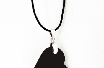 Deze Shungite hanger in de vorm van een hartje is niet alleen super leuk om te dragen maar beschermd ook tegen straling en negatieve energie. – Shungite is een kalmerende steen, het absorbeert negatieve invloeden en electromagnetische straling. Een hele fijne steen voor zeer gevoelige mensen! – De krachtige invloed van Shungite is direct merkbaar. – Deze Shungite hanger harmoniseert en balanceert de energieen in het lichaam werkt fantastisch bij stress en depressiviteit.Wij verkopen uitsluitend premium quality!