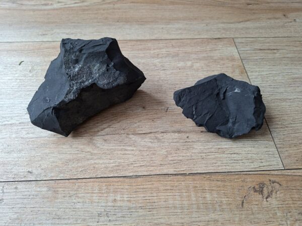 Deze grote Shungite stenen wegen samen 1404 gram en kosten € 77,50. Meer informatie of Direct bestellen klik hier