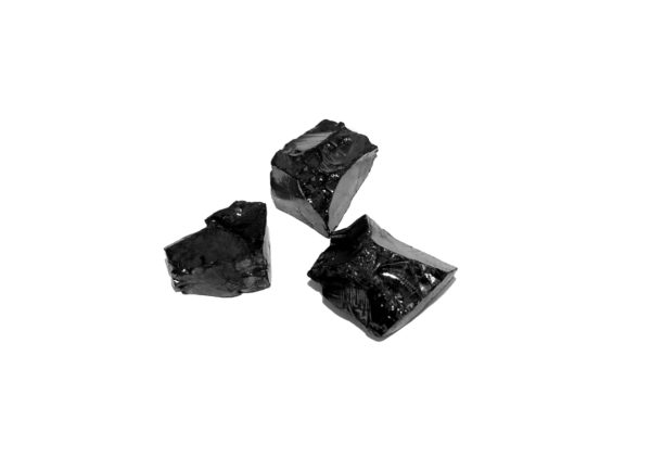 Elite shungite, ook wel Edel Shungite genoemd, is zeer verschillend van het ‘standaard’ shungite: - bevat veel meer fullerenen en koolstof (98%) - normaal shungite bevat C60 fullereen (0,5-1%) en elite shungite C70 (90-98%) - geeft geen of weinig kool-stof af - Elite Shungite is  gemiddeld 10 maal sterker of anders gezegd: 10x minder volume nodig dan "de gewone" Shungite Neutraliseert elektromagnetische stralingVersterkt het immuunsysteemExtreem water en lucht zuiverendAnti-bacterieelAbsorbeert letterlijk negatieve energiezorgt voormeer innerlijke rust.Revitaliseert en zuivert drinkwater (hiervoor is de Elite Shungite niet geschikt!) De hardheid is te groot en de gewone Shungite is poreuzer en neemt daardoor de bacterieen en overige stoffen veel beter op) Verlicht pijnKalmeert het zenuwgestel Rustgevend bij stress en depressiesHelpt bij het sneller verwerken van trauma'sSterke anti-oxidantEnergetisch reinigend van ruimtesZeer aardend (stimuleert 1ste chakra)Balanceert de aura - werkt in op de emotioneel, mentaal en spiritueel lichaam Elite Shungite kun je bijvoorbeeld bij je dragen in de broekzak of  naast de computer leggen. De steentje ontvangt u in een setje van 3 stuks. 