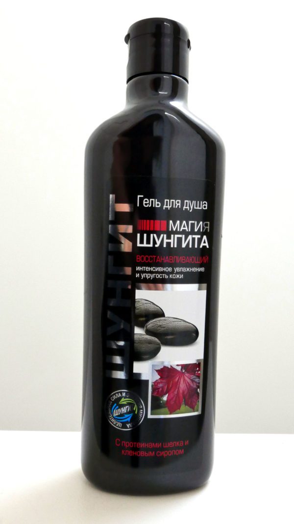 Shungite Douchegel met organische zijde en ahornsiroop Intense hydratatie en bevordert de elasticiteit van de huid Zwarte revitaliserende douchegel "Magic Shungite" reinigt de huid zachtjes zonder de natuurlijke beschermende mantel te verstoren. Het hydrateert en maakt de huid elastischer. Shungite heeft een duidelijke antibacteriële en antioxiderende werking, beschermt de huid tegen vroegtijdige veroudering, verhoogt de cel weerstand tegen externe invloeden en versnelt de weefselregeneratie. Zijde eiwitten hydrateren en voeden de huid intens. Ahornsiroop is rijk aan mineralen, vitamines en antioxidanten. Het voedt en bevordert intensieve actieve regeneratie van huidcellen. Het wordt aanbevolen voor dagelijks gebruik. Deze douchegel net als de Shungite Shampoo en zeep is een absolute aanrader.