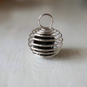 In deze spiraal vormige hanger zit een Elite Shungite steentje. Hang de hanger op hoogte van uw hart en daarmee blijft u dichter in uw eigen energie. Elite Shungite is vele malen sterker dan gewone Shungite en zorgt er voor dat u beschermt bent van invloeden van straling van diverse aard. Elite Shungite zuivert energieen en is een mooie steen voor zeer gevoelige mensen.