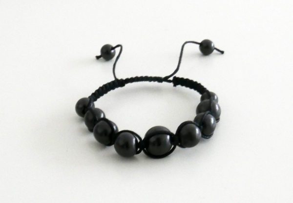 – Shungite is een kalmerende steen, het absorbeert negatieve invloeden en electromagnetische straling. – De krachtige invloed van Shungite op de gezondheid is fascinerend. – Deze Shungite armband harmoniseert en balanceert de energieën in het lichaam werkt fantastisch bij stress en depressiviteit. De armband is gemaakt van premium Quality Shungite kralen en heeft een knoopsluiting en past daardoor altijd. Zeer geschikt voor de kleinere pols. Wij verkopen uitsluitend premium quality!