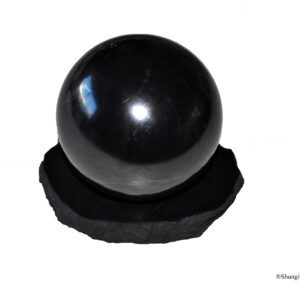 Winkelmand 16 Deze grote Shungite bol is gepolisjt en weegt bijna 1 kilo . De standaard krijgt u er gratis bij cadeau. € 79,00 Meer informatie of Direct bestellen klik hier