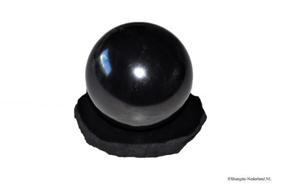 Deze grote Shungite bol is gepolisjt en weegt bijna 1 kilo . De standaard krijgt u er gratis bij cadeau. € 79,00 Meer informatie of Direct bestellen klik hier