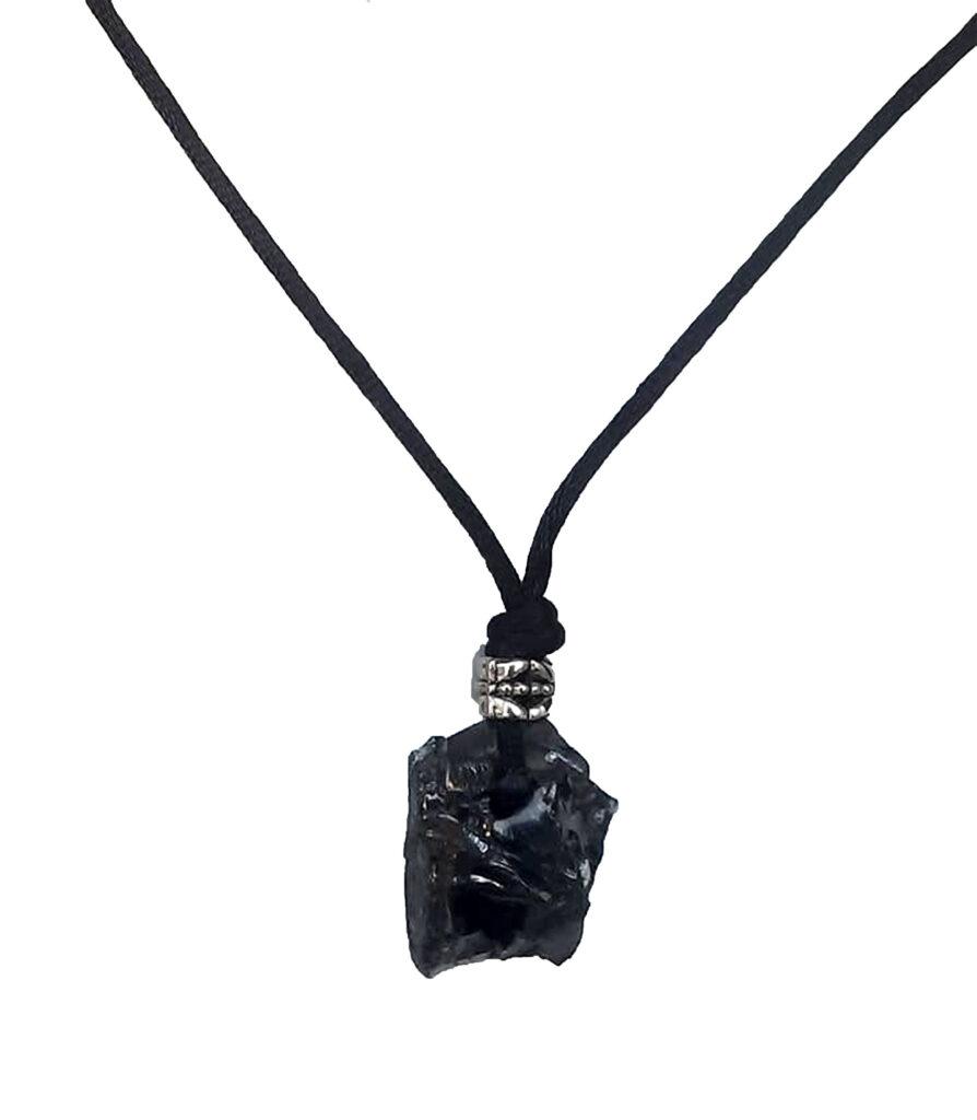 ELITE SHUNGITE 10 Shungite is een steen die niet alleen straling absorbeert en afbreekt en water filtert maar is eveneens een steen die ons helpt dichter bij ons zelf te blijven of te komen. Dichtbij onze eigen energie. Shungite helpt ons om te aarden en steviger te gaan of blijven staan. Shungite is de steen die bij uitstek geschikt is om je te beschermen en alles dat je onderweg oppikt aan energieën die niet van jou zijn, te transformeren en van je af te nemen. Dus in deze hectische periode waarin wij ons nu bevinden met alle angsten die momenteel in het collectieve bewustzijn omhoog gebracht worden is het belangrijk om zo dicht mogelijk bij je zelf te blijven, in jouw eigen hart en energie! De hanger kan 1x per week ontladen en gereinigd worden door deze 15 min. op de aarde te leggen, op de metalen verwarming of in ontladingsszout.