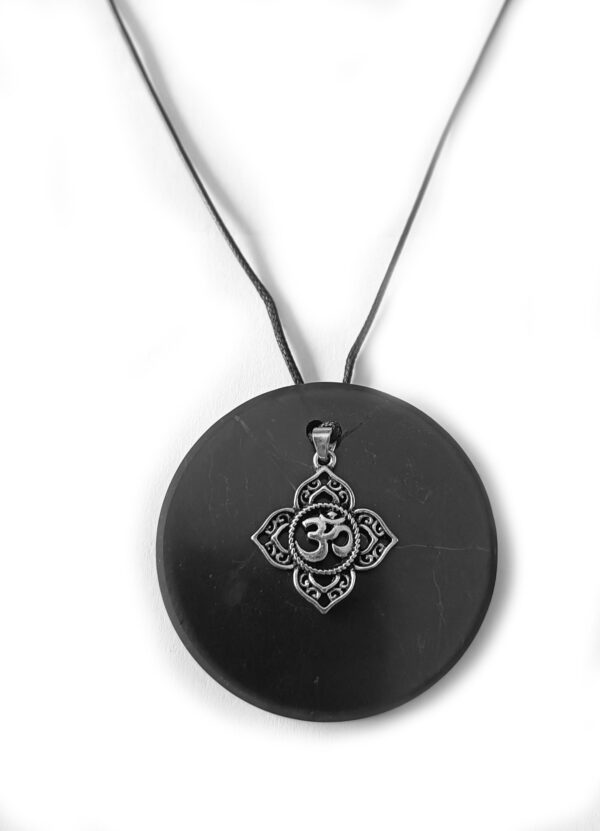 Shungite hanger met Aum teken